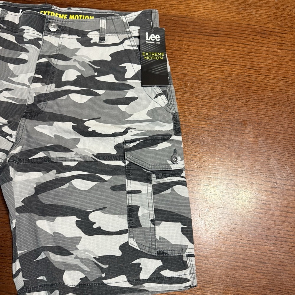 Lee Extreme Motion Cargo Shorts Mens 33 Gray Camo Stretch Performance HikingWork - Picture 6 of 16